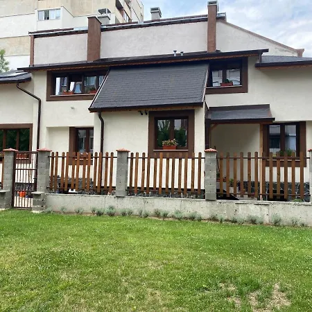 Family House - Free Parking 招待所 4*