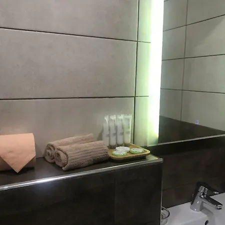 Family House - Free Parking 게스트하우스 4*