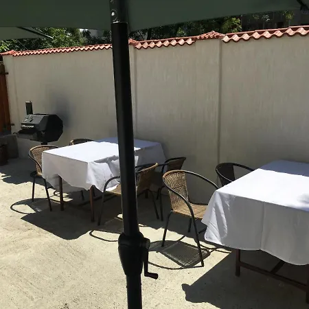 Family House - Free Parking בית הארחה