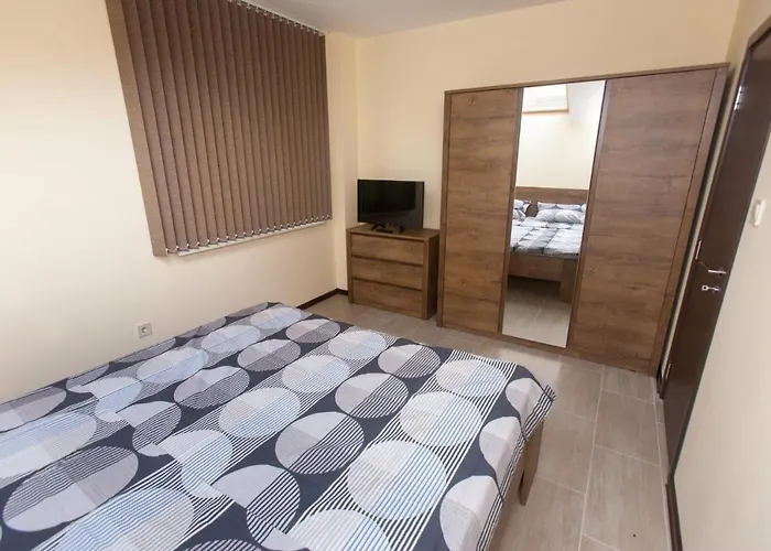 Family House - Free Parking בית הארחה