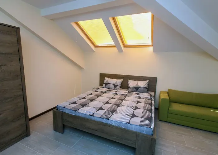 Family House - Free Parking בית הארחה 4*