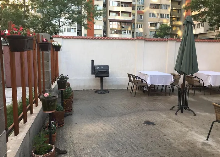 Family House - Free Parking בית הארחה